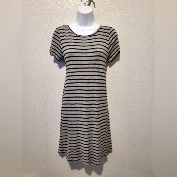 💚5/$25 Everly Striped Black and Gray Stretchy Knee Length Dress Size Small - Picture 1 of 4